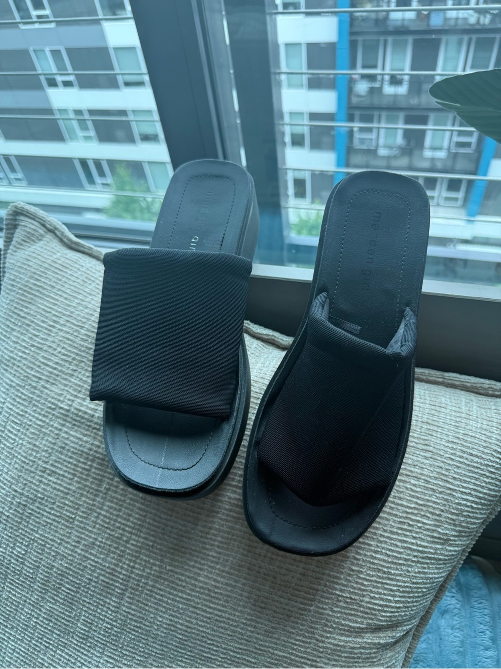 Steve Madden/Madden Girl Trendy Black Sandals